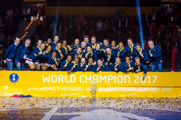 La selección francesa femenina celebra el título.
