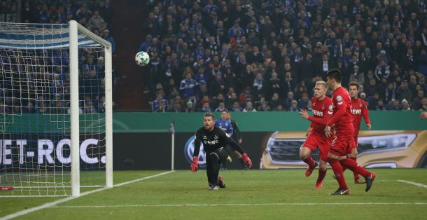 Goleiro Horn observa bola entrar no gol (Foto: Schalke 04/ Divulgação)