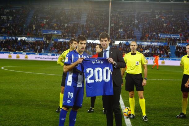 Manu García recoge, en manos de su Presidente, la camiseta del partido 200 como alavesista. Fuente: deportivoalaves.com