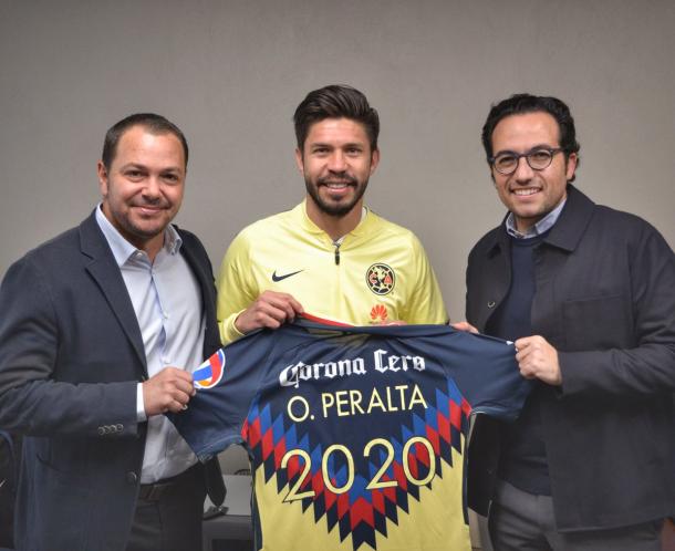 Oribe Peralta posando con la playera conmemorativa a su renovación | Foto: Club América / Twitter