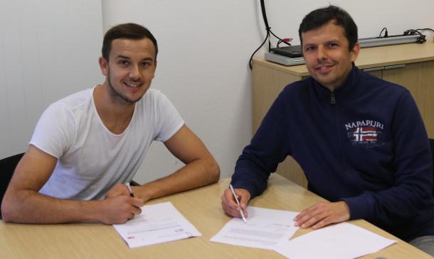 Prietl signs on the dotted line. | Image credit: Arminia Bielefeld