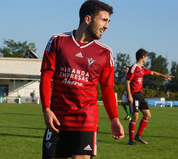 Javi Collado, centrocampista del filial rojillo. | Foto: VAVEL