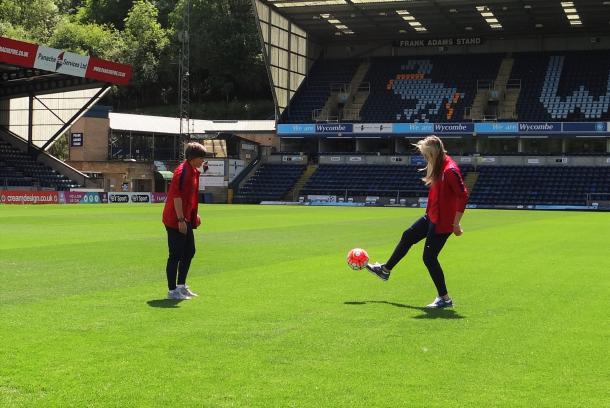 Kirby and Davison enjoy a kickabout for the cameras. (Photo: Sophie Lawson/VAVEL UK)