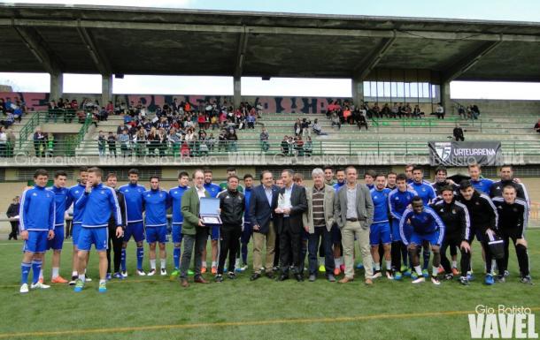 Los jugadores realistas junto a Aperribay homenajeando al Hernani (Foto: Giovanni Batista / Vavel)