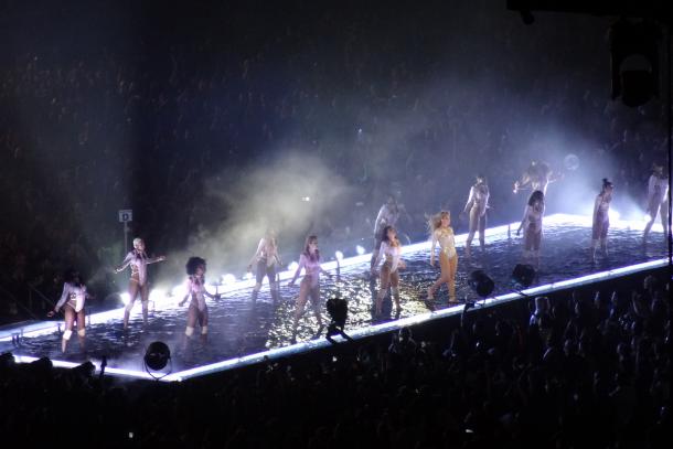 Beyoncé y sus bailarinas en la 'piscina' de la pasarela mientras interpreta Freedom | Foto: Irene Izquierdo Delgado
