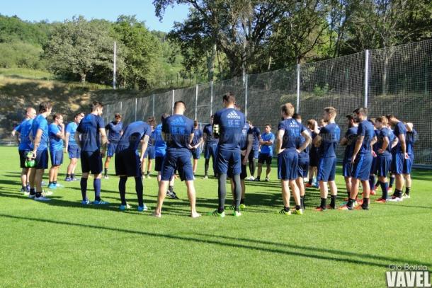 Los jugadores de la Real escuchando las indicaciones de Eusebio. I Foto: Giovanni Batista / Vavel