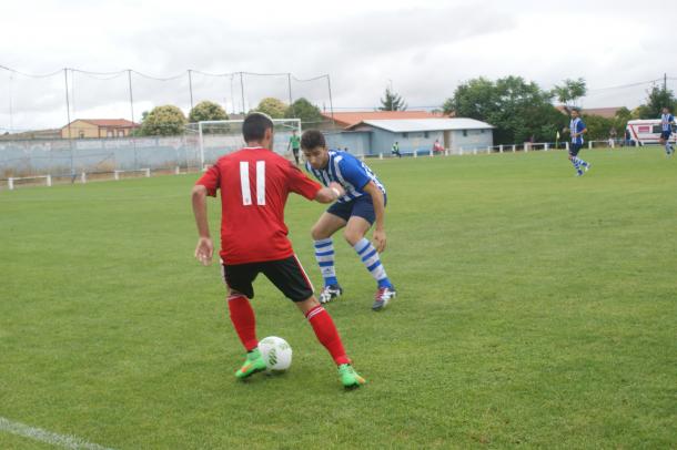 Mikel encara a un rival desde la posición de extremo izquierdo. | Foto: VAVEL