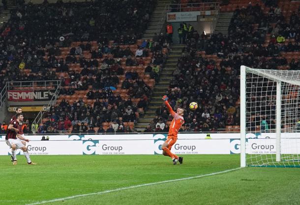 Momento em que Cutrone desvia de perna direita e supera Handanovic (Foto: Divulgação/AC Milan)