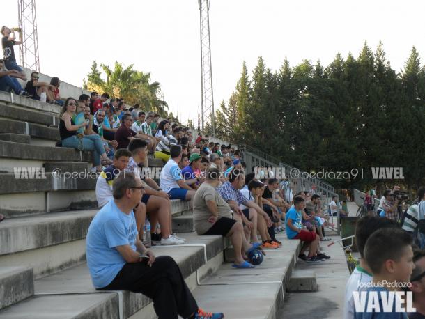 Aficionados en las gradas de la Ciudad Deportiva viendo el entrenamiento | Foto: Jose Luis Pedraza
