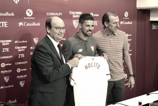 Nolito posando con la camiseta del Sevilla FC junto a Pepe Castro | Foto: Javier Vázquez