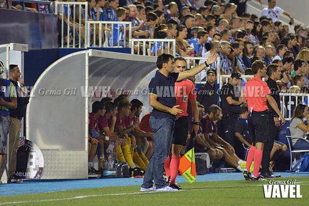 Asier Garitano dando instrucciones en el partido ante el Atlético | Foto: Gema Gil (VAVEL).