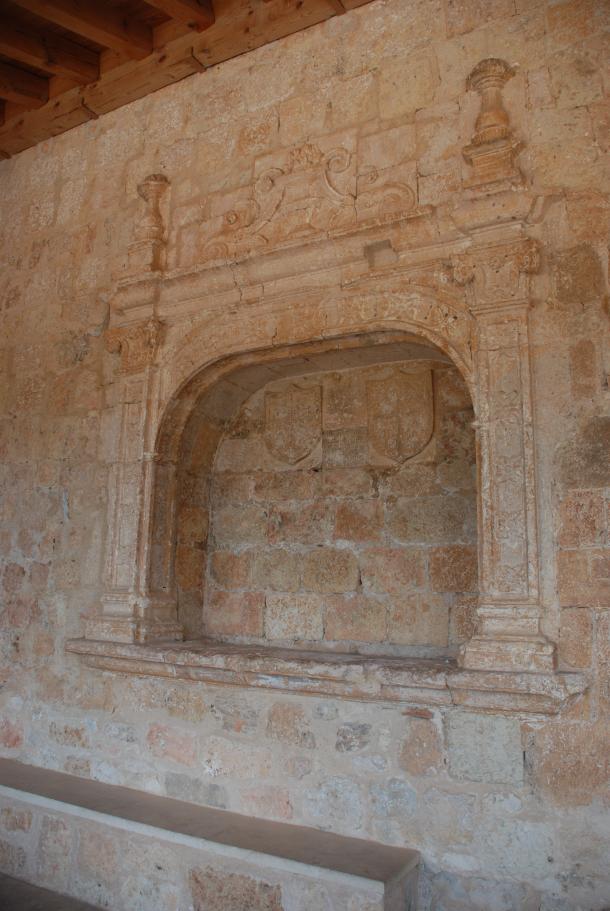 Tumba de Fernán Antolinez en el atrio de Santa María del Rivero (Fotografía del autor)