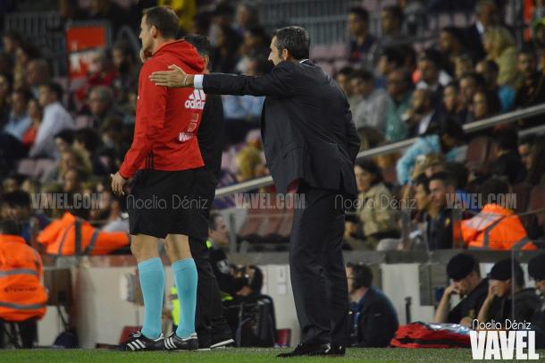Valverde, dando instrucciones a los suyos durante el partido |  Foto: Noelia Déniz - VAVEL