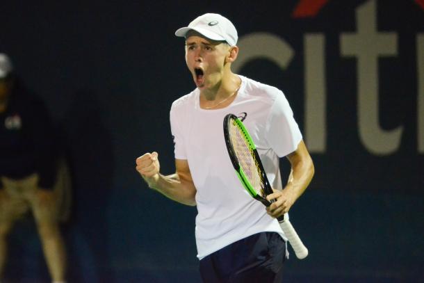 De Minaur let out a De MinROAR after winning two matches last night (Noel Alberto/VAVEL USA)