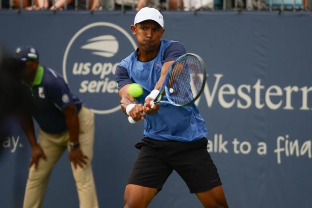 Raven Klaasen plays a backhand shot (Photo: Noel Alberto)