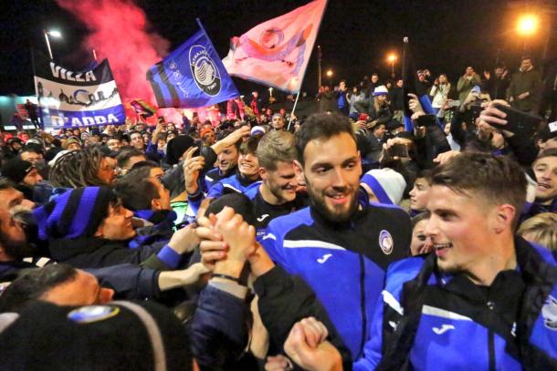 Bagno di folla per l'Atalanta al rientro dalla gara contro il Napoli. | Fonte immagine: Twitter Atalanta BC