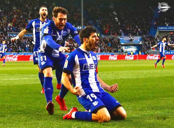 Ibai y Pedraza se lanzan a abrazar a Manu, tras su gol frente al Sevilla. Fuente: deportivoalaves.com