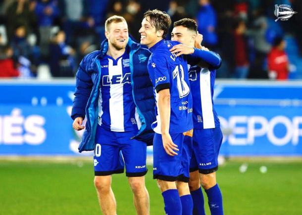 Guidetti, Pina y Munir celebran, sonrientes, una de las últimas victorias alavesistas en Mendizorroza. Fuente: deportivoalaves.com
