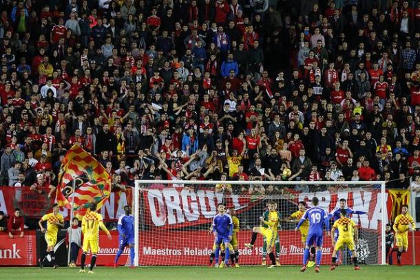 Jugadores de Reus y Nàstic disputando un balón aéreo | Foto: Gimnàstic de Tarragona