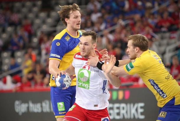 Suecia defiende ante Noruega | Foto: EHF