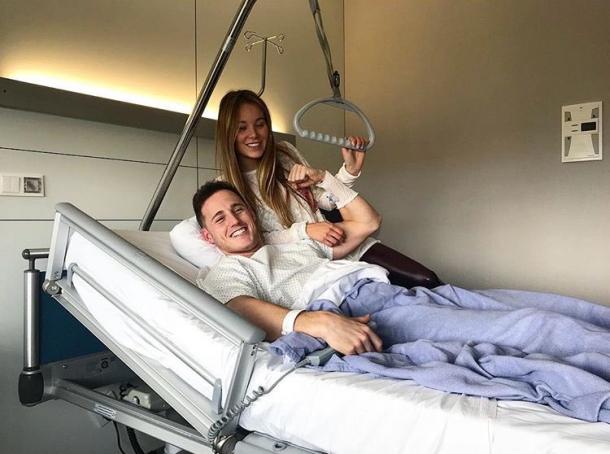 Pol Espargaró y su novia tras la operación 