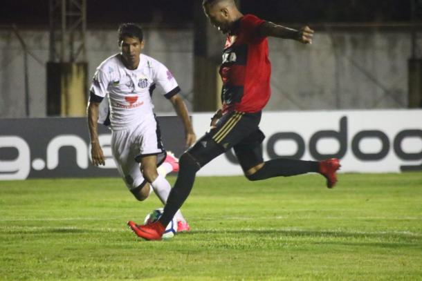 Leandro marca dois gols e garante classificação ao Leão na competição nacional (Foto: Williams Aguiar/Sport)