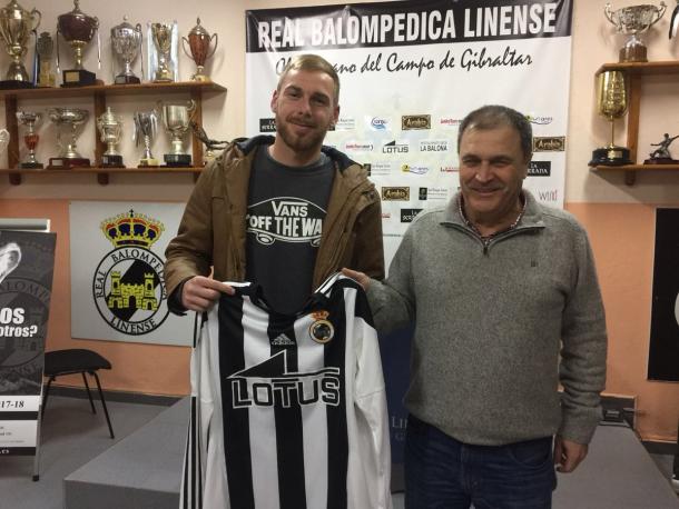 Joe Martínez en la firma de su renovación | Foto: RB Linense.