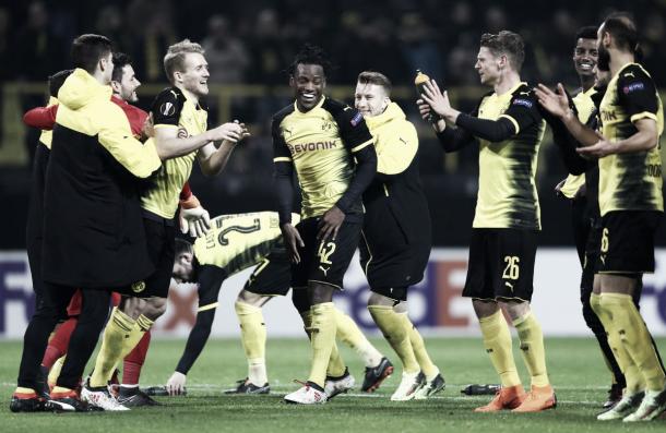 La celebración de los jugadores del Dortmund tras la victoria | Foto: @EuropaLeague