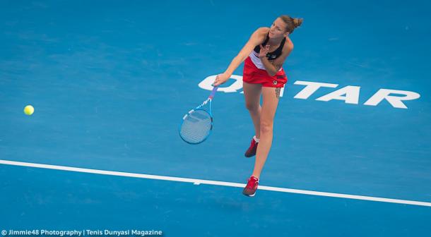 Karolina Pliskova serves at the Qatar Total Open | Photo: Jimmie48 Tennis Photography