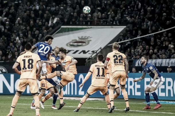 Kehrer marcó su primer gol en la Bundesliga 2017-2018 | Foto: @s04_es