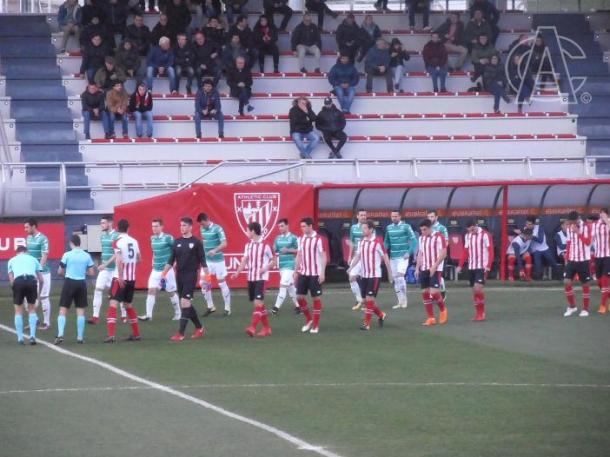 Saltan los dos equipos al terreno de juego (fuente Bilbao Athletic)
