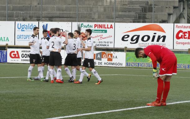 Los jugadores locales celebran el gol (fuente SD Gernika)