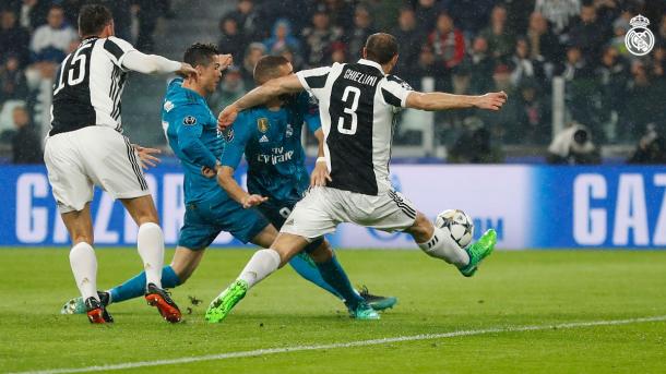 Cristiano Ronaldo en el momento que anota su 13º gol en Champions League este curso. / Foto: realmadrid.com