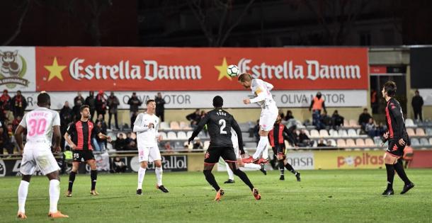 Morcillo, capitán de la UD Almería, cabeceando un balón | Foto: CF Reus