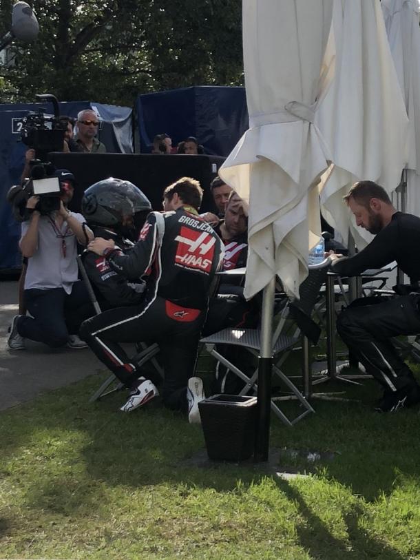 Imagen del GP, Grosjean consolando a su mecánico | Fuente: F1