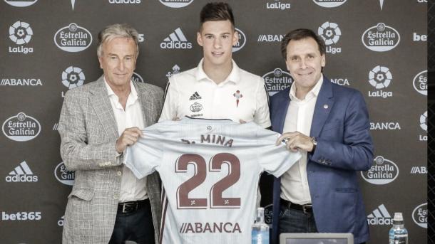 Mina posando con su nueva camiseta. | Fuente: RC Celta.