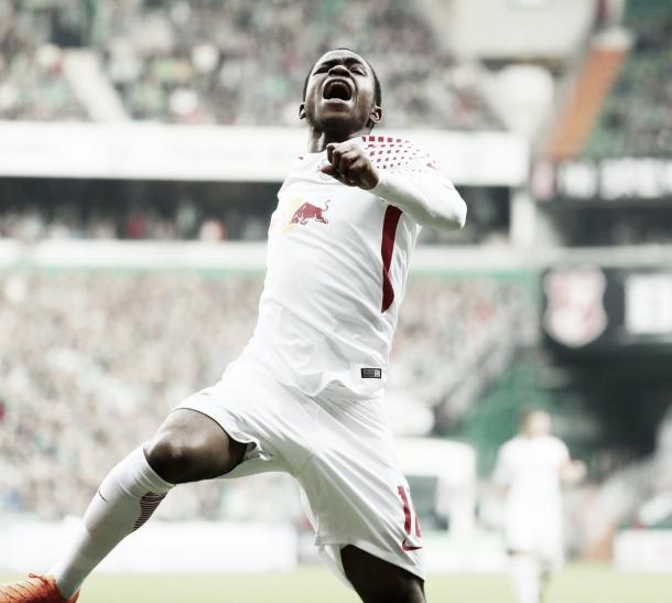 autor del merecido empate: Ademola Lookman | fuente: @DieRotenBullen