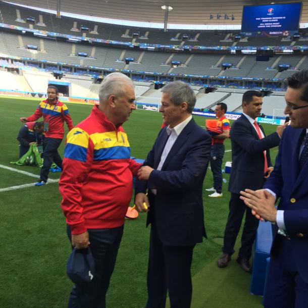 Dacian Ciolos meets the Romanian staff | Photo: UEFA