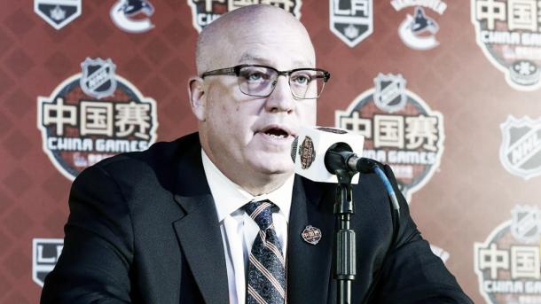 Bill Daly durante una rueda de prensa de los China Games | Foto: NHL.com