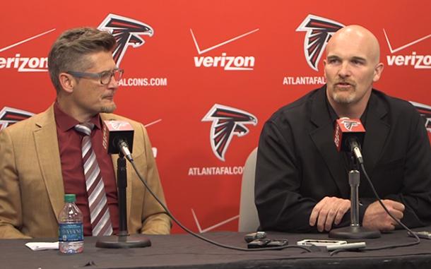 O GM Thomas Dimitroff e o atual treinador Dan Quinn durante entrevista coletiva (Foto: Divulgação Atlanta Falcons)