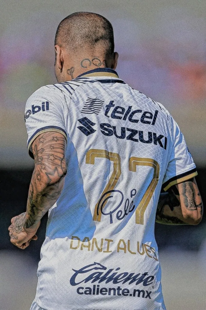 Dani Alves en su último juego con Pumas, homenaje a Pelé | Foto: Club Universidad Nacional
