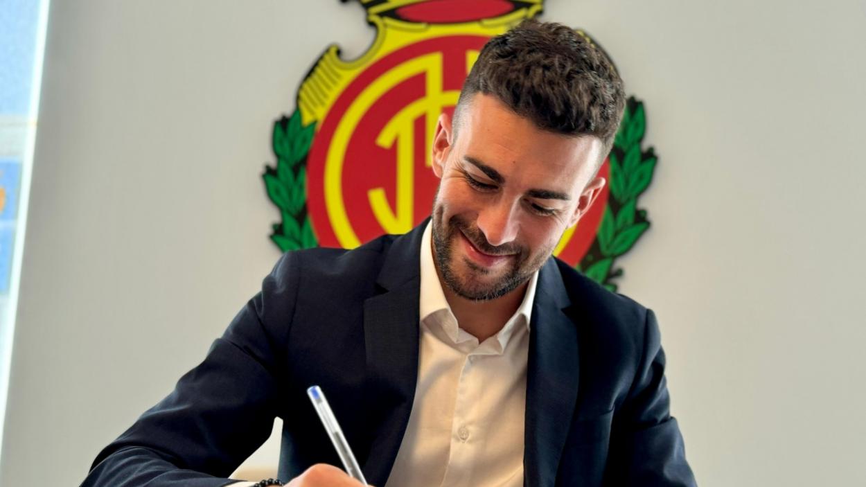 Dani Rodríguez firmando su renovación hasta 2025. | Foto: RCD Mallorca