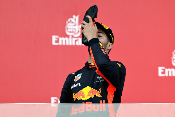 Daniel Ricciardo haciendo su ya popular "shoey" en el podio. Fuente: Getty Images