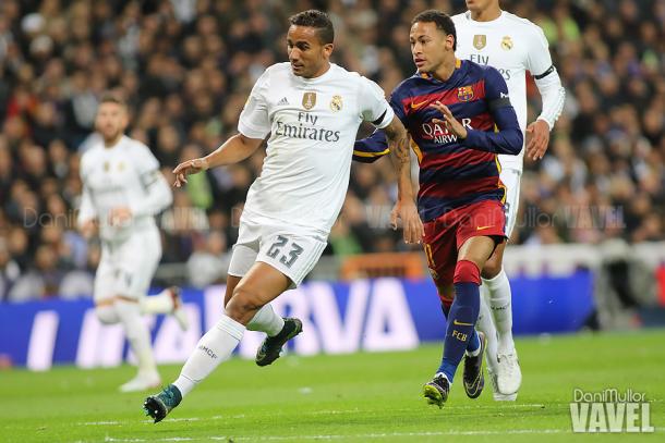 Danilo en un lance con Neymar en el Madrid - Barça | Foto: Dani Mullor - Vavel.com