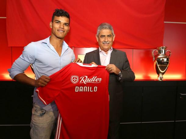 Danilo Barbosa posando con la camiseta del SL Benfica | SL Benfica