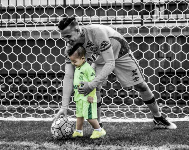 Danilo, goleiro da Chapecoense, com o filho Lorenzo