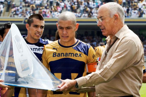Borja Navarrete reconociendo a Dario Verón por sus 350 partidos vistiendo la camiseta auriazul | Foto: Pumas