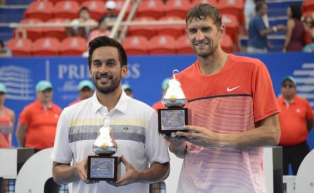 Treat Huey (left) and Max Mirnyi with the Acapulco trophies (Photo: Dasaev Tellez0El Universal)