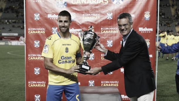 David García recoge el trofeo que acreditó a la UD como campeón en 2014 | Fotografía: UD Las Palmas