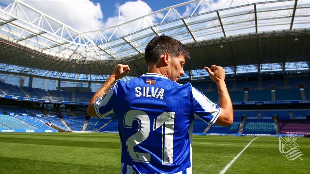 Imagen de la presentación de Silva con la Real en 2020 | Foto vía Twitter: @RealSociedad